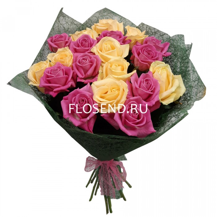 Букет «19 кремовых и розовых роз»
