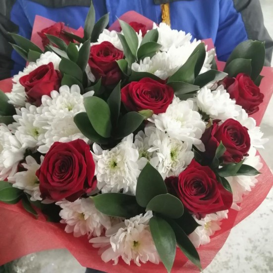 Букет «Бордовые розы и белые хризантемы» - фото 5